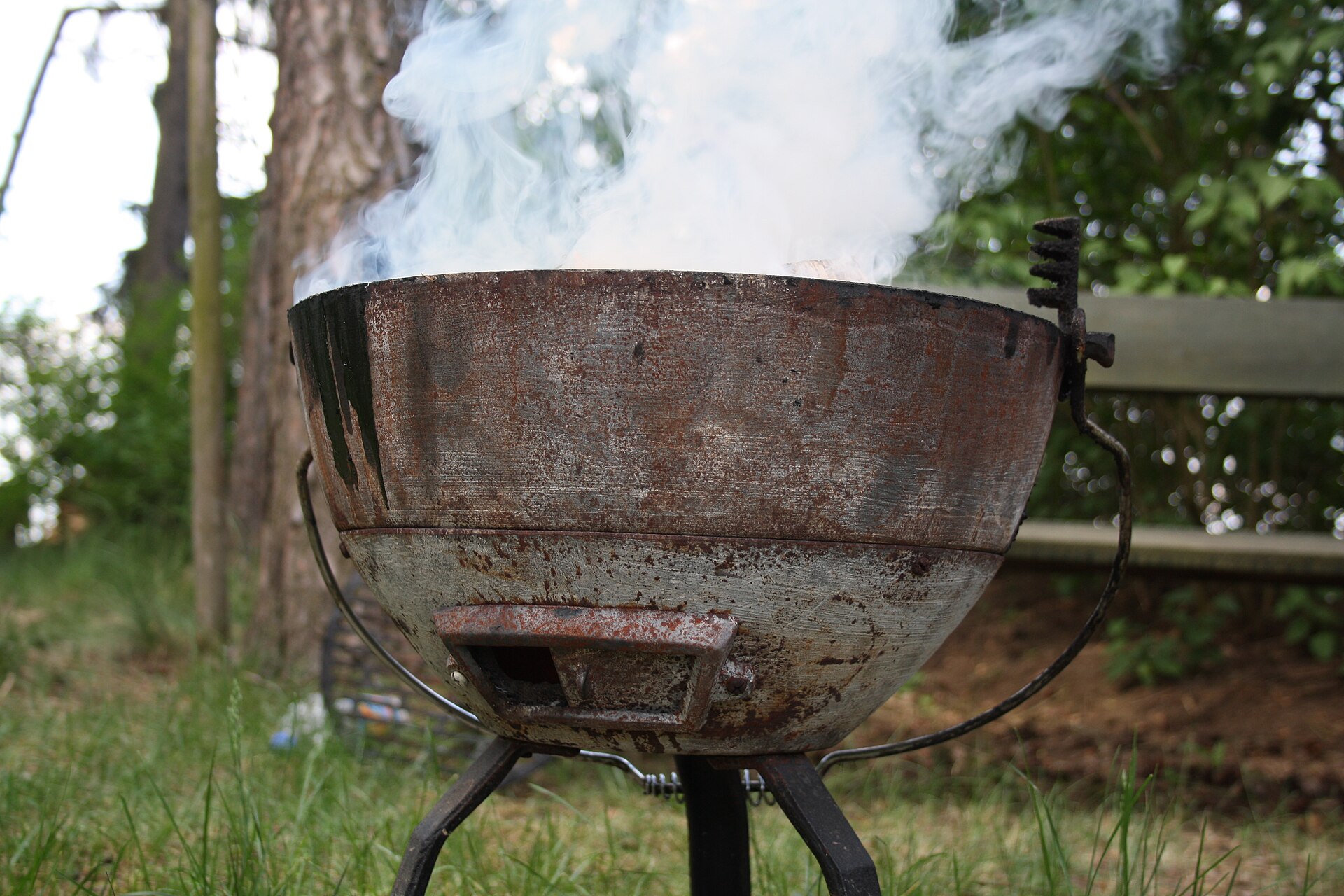 Kettle charcoal barbecue